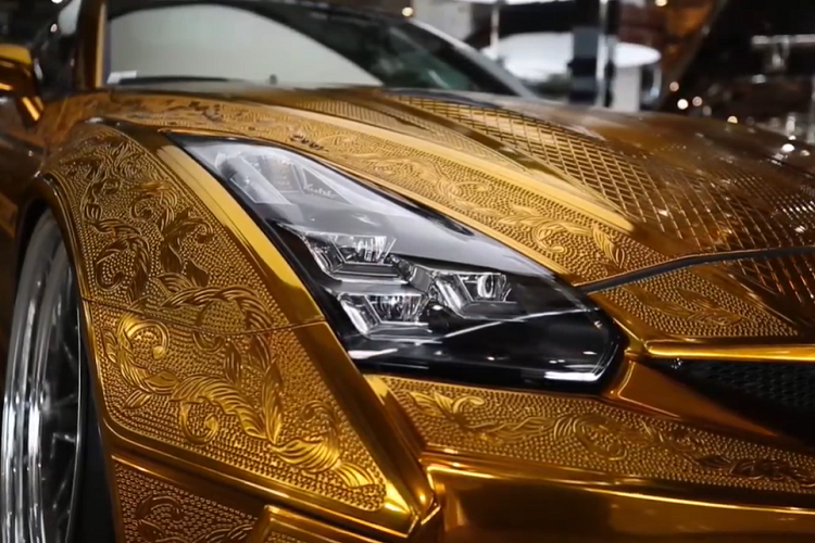 Độ sâu vết khắc được tạo ra bằng cách sử dụng băng dính che và giấy nến. Nghe có vẻ dễ nhưng phải mất hàng trăm giờ để thực hiện mà không được phép xảy ra một sai sót nào, và đó là lý do tại sao chiếc xe này lại độc đáo và đắt tiền đến vậy.