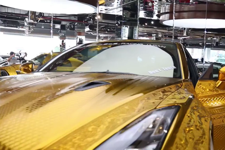 Vậy nó đắt đến đâu? Hiện nay, một người bán ở Trung Đông muốn bán chiếc xe, giá xe Nissan GT-R mạ vàng hiện là 1,6 triệu dirham UAE, tương đương 10 tỷ đồng theo tỷ giá chuyển đổi lúc này. Đây là một số tiền khổng lồ đối với một chiếc Nissan GT-R 2014, vốn sẽ chỉ có giá bằng 1/10 thế này khi chưa được độ.