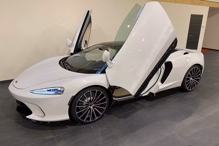 Hiện chưa rõ mức giá xe McLaren GT tại Việt Nam sau thuế khoảng bao nhiêu, nhưng ở thị trường Mỹ siêu xe này có giá bán khởi điểm từ 210.000 USD (khoảng 4,88 tỷ đồng). Trên thị trường, McLaren GT cạnh tranh trực tiếp với các mẫu xe thuộc phân khúc Grand Tourer bao gồm: Aston Martin DB11 và Bentley Continental GT hay Maserati GranTurismo MC.