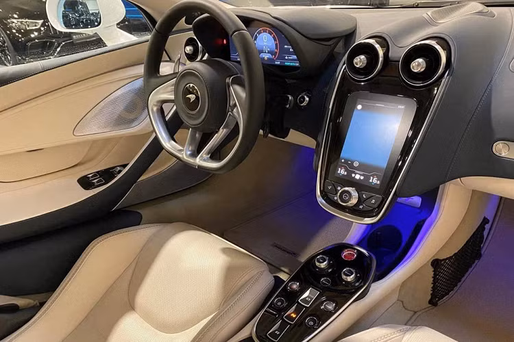 McLaren đã thể hiện sự tài hoa của mình khi thiết kế không gian cabin ấm cúng sang trọng trên một chiếc siêu xe nhằm để phục vụ chủ nhân trong những chuyến đi dài với những chỗ ngồi thoải mái nhất có thể. Xe được trang bị ghế ngồi bọc da cao cấp, điều chỉnh bằng điện và có cả tính năng sưởi ấm, họ cũng đã tối ưu hóa ghế ngồi trên xe dành cho những chuyến đi đường dài với phần đệm hỗ trợ lưng và vai.