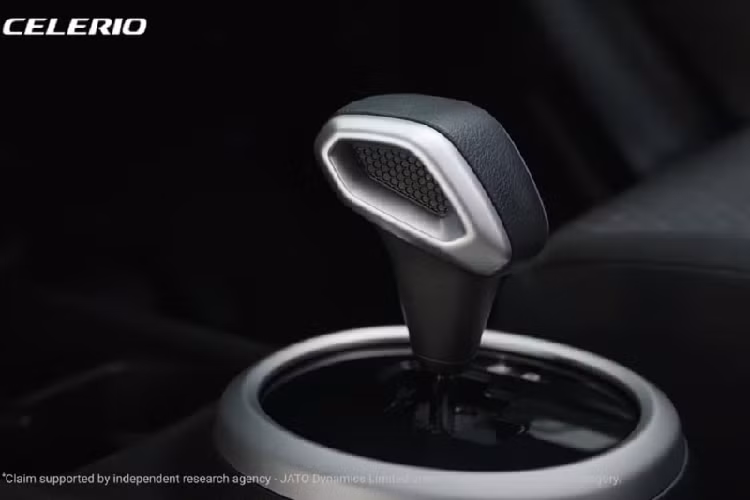 Ngoài ra, nội thất của mẫu xe hatchback hạng A này còn rộng rãi hơn với chất liệu nâng cấp. Bên trong Suzuki Celerio 2022 xuất hiện màn hình trung tâm dạng cảm ứng 7 inch mới, phục vụ hệ thống thông tin giải trí SmartPlay đồng thời hỗ trợ Apple CarPlay và Android Auto. Thêm vào đó là cửa gió trung tâm nằm dọc, bao quanh màn hình thông tin giải trí, vô lăng đa chức năng, tích hợp phím chỉnh âm thanh, tính năng mở cửa không cần chìa khóa, cần số mới và điểm nhấn màu đỏ trong bảng đồng hồ.