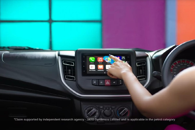 Trong khi đó, ở đằng sau, Suzuki Celerio 2022 đi kèm cụm đèn hậu mới, ôm lấy hai góc đuôi xe, và cản sau đơn giản, tích hợp hai đèn phản quang nằm ngang. Nhìn chung, so với thế hệ cũ, xe trông thể thao hơn và có tỷ lệ kích thước hợp lý hơn. Tương tự ngoại thất, nội thất của Suzuki Celerio 2022 cũng được làm mới thiết kế.