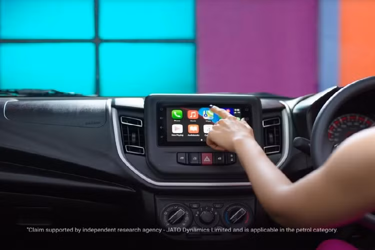 Trong khi đó, ở đằng sau, Suzuki Celerio 2022 đi kèm cụm đèn hậu mới, ôm lấy hai góc đuôi xe, và cản sau đơn giản, tích hợp hai đèn phản quang nằm ngang. Nhìn chung, so với thế hệ cũ, xe trông thể thao hơn và có tỷ lệ kích thước hợp lý hơn. Tương tự ngoại thất, nội thất của Suzuki Celerio 2022 cũng được làm mới thiết kế.