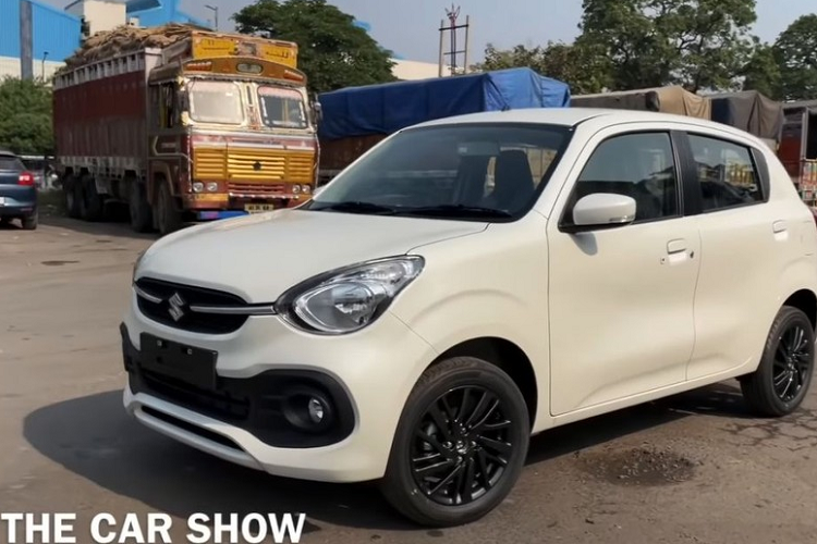 Chiếc Suzuki Celerio 2022 cỡ A trong bài viết này thuộc bản cao cấp nhất. Do đó, xe được trang bị lưới tản nhiệt hình bầu dục mới, chia đôi bằng nẹp mạ crôm nằm ngang, kéo từ logo của hãng Suzuki đến đèn pha. Ở hai bên lưới tản nhiệt là cụm đèn pha thiết kế hình tam giác mới. Ngoài ra, xe còn có cản trước mới với hốc gió trung tâm hình chữ nhật, 2 đèn sương mù trước hình tròn và nắp ca-pô "cơ bắp".