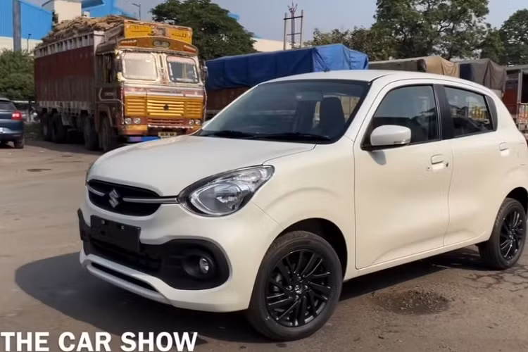 Chiếc Suzuki Celerio 2022 cỡ A trong bài viết này thuộc bản cao cấp nhất. Do đó, xe được trang bị lưới tản nhiệt hình bầu dục mới, chia đôi bằng nẹp mạ crôm nằm ngang, kéo từ logo của hãng Suzuki đến đèn pha. Ở hai bên lưới tản nhiệt là cụm đèn pha thiết kế hình tam giác mới. Ngoài ra, xe còn có cản trước mới với hốc gió trung tâm hình chữ nhật, 2 đèn sương mù trước hình tròn và nắp ca-pô "cơ bắp".