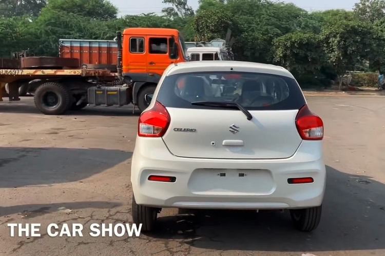 Tuy không mạnh mẽ nhưng Suzuki Celerio 2022 hứa hẹn là mẫu xe tiết kiệm xăng nhất phân khúc. Cụ thể, động cơ trên của Suzuki Celerio 2022 chỉ tiêu thụ lượng xăng trung bình 26 km/lít, tương đương 3,8 lít/100 km. Về an toàn, Suzuki Celerio 2022 dự kiến sẽ được nâng cấp về an toàn với 2 túi khí, cảm biến đỗ xe phía sau, hệ thống cảnh báo tốc độ, nhắc nhở thắt dây an toàn cho 2 ghế trước, hệ thống chống bó cứng phanh ABS và phân bổ lực phanh điện tử.