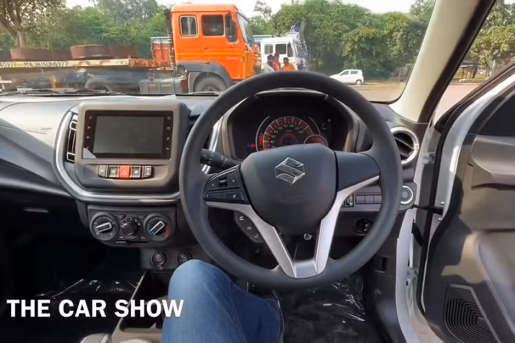 Bên sườn, mẫu xe hatchback hạng A này được thiết kế theo phong cách tròn trịa giống đầu xe. Tại đây, chúng ta sẽ bắt gặp tay nắm cửa sau đặt trên cửa thay vì trên cột C như thế hệ cũ, kính cửa sổ rộng hơn, gương chiếu hậu tích hợp đèn báo rẽ và bộ vành hợp kim mới.