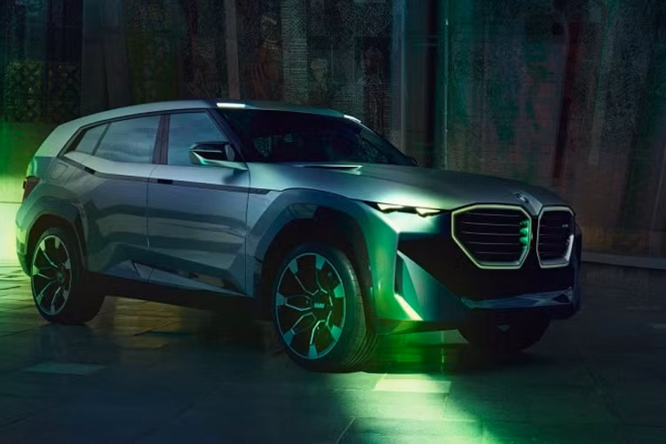 Bản concept BMW XM hoàn toàn mới được giới thiệu là một mẫu SUV hạng sang cỡ lớn với hệ truyền động plug-in hybrid bao gồm động cơ V8 và một mô-tơ điện cho tổng công suất 750 mã lực và 1.000 Nm momen xoắn. Với sức mạnh này, XM nghiễm nhiên trở thành mẫu xe plug-in hybrid mạnh mẽ nhất từng được BMW sản xuất.