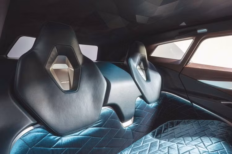 Trái ngược với bộ lưới tản nhiệt ngoại cỡ, cụm đèn pha ở đầu xe lại nhỏ đến mức không ngờ và có cấu trúc hai mô-đun riêng biệt. Hoàn thiện thêm cho diện mạo dữ dằn của BMW XM là các đường gân dập nổi trên nắp capo với hốc hút gió khoét sâu và cản va trước điêu khắc rõ nét.