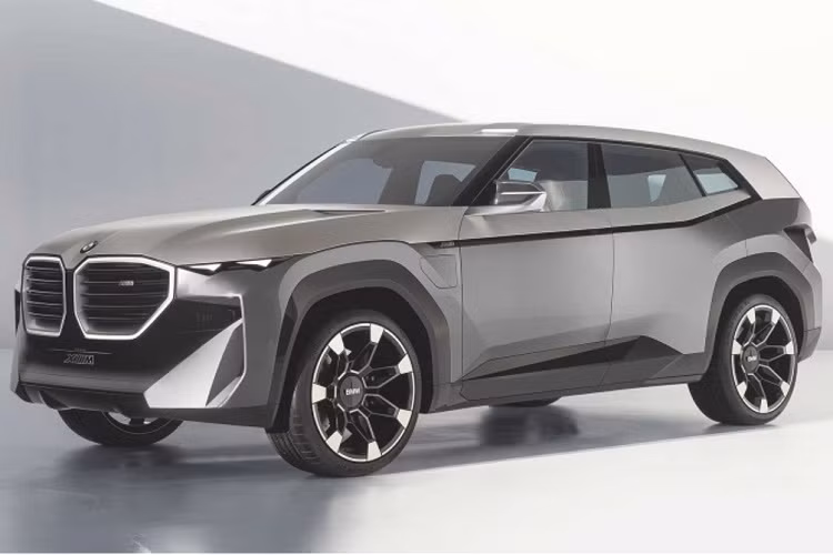 Với chữ cái “M” trong tên XM, BMW dường như ngầm khẳng định rằng đây là một chiếc SUV thể thao, tương tự như cách đặt tên của phân nhánh hiệu suất cao BMW M. Mẫu xe SUV BMW XM thể hiện “tầm nhìn duy nhất” của hãng xe sang nước Đức về một mẫu SUV hiệu suất cao trong tương lai. Điều này thể hiện rõ nhất ở thiết kế ngoại thất sắc nét và đầy hung hăng của bản concept XM.