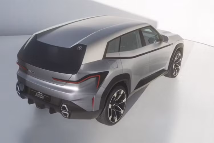 Nhìn ngang, phần hông xe BMW XM được thiết kế với viền mái thon gọn - gợi nhớ đến Range Rover Velar, kính mỏng, đường vai xe cơ bắp chạy dốc ngược về cột C và bộ mâm 23 inch hai tông màu. Ở đuôi xe là cụm đèn hậu LED thanh mảnh có tạo hình tương tự như các mẫu xe BMW hiện nay, nhưng được kéo dài hơn xuống khu vực cản va sau. BMW XM được trang bị ống xả dạng tứ với cách bố trí chập vào nhau trông khá “dị”.