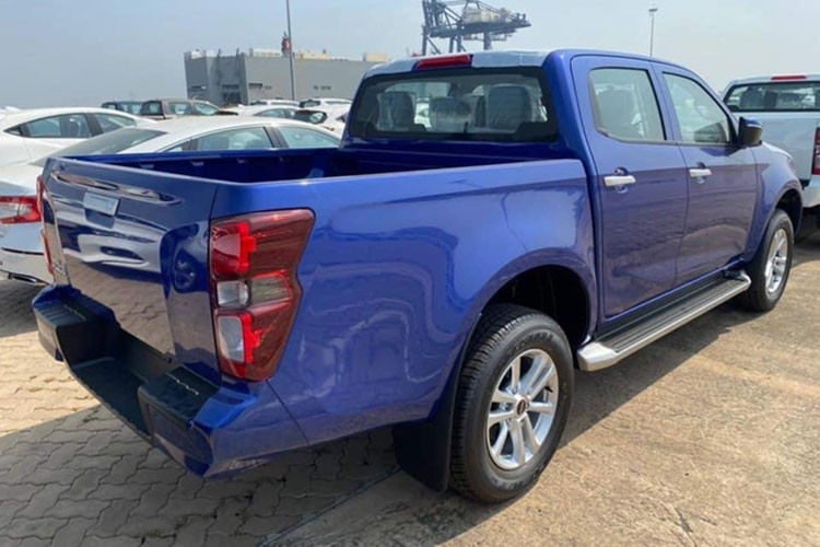 Về khả năng vận hành, khối động cơ dầu 1.9L trên 3 phiên bản của Isuzu D-Max 2021 vẫn là máy cũ dù rằng xe được nâng cấp lên thế hệ mới. Theo đó, khối động cơ này có khả năng sản sinh công suất tối đa 150 mã lực và mô-men xoắn cực đại 350 Nm. Hộp số đi kèm là loại số sàn 6 cấp hoặc tự động 6 cấp.