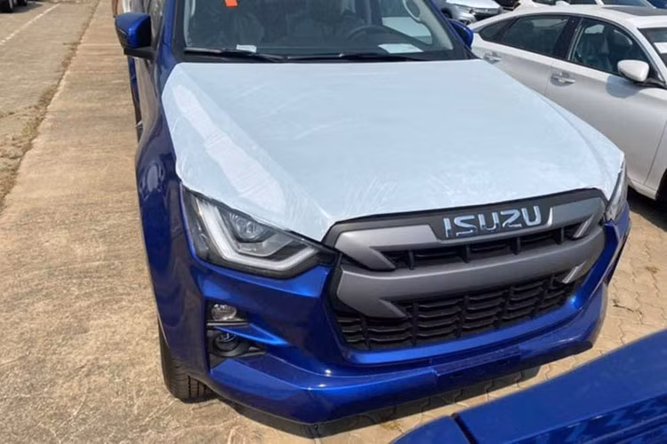 Các trang bị an toàn của Isuzu D-Max 2021 sẽ bán ra Việt Nam vẫn chưa được hé lộ ở thời điểm này nhưng nếu không bị cắt bỏ, mẫu bán tải này sẽ có những tính năng hấp dẫn như cảnh báo điểm mù, cảnh báo phương tiện cắt ngang phía sau khi lùi.