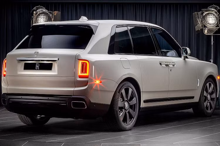 Rolls-Royce đã phát triển 8 màu sắc mới tại trụ sở chính ở Goodwood. Theo hãng xe Anh quốc, các nhà thiết kế đã tạo ra bảng màu này từ lâu nhưng vì một số lý do nên không được công bố sớm. Những tùy chọn màu sơn mới sẽ bổ sung vào danh sách 44.000 màu có sẵn trong bảng màu của Rolls-Royce.