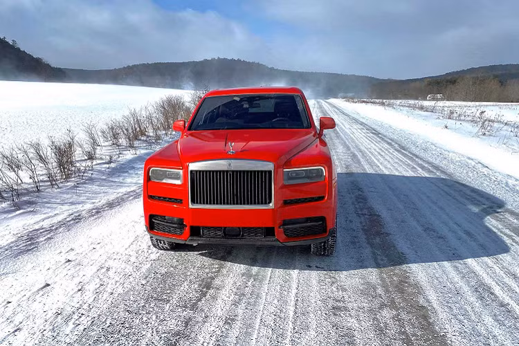 Từ lâu, Rolls-Royce đã là thương hiệu xe sang trọng nhất thế giới. Sau khi ra đời, Cullinan trở thành chiếc SUV sang trọng và đắt giá nhất thế giới (chỉ tính những xe sản xuất thương mại).