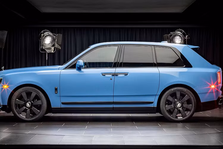 Tại Việt Nam, dù có giá bán lên tới khoảng 32-46 tỷ đồng, Rolls-Royce Cullinan vẫn thường xuyên được nhập về theo đơn đặt hàng. Từ năm 2019 đến nay, trên dưới 12 chiếc Cullinan đã xuất hiện tại Việt Nam.