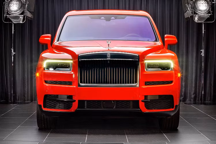 Có tổng cộng 4 màu mới dành cho Rolls-Royce Cullinan 2021 mới tại thị trường Mỹ. Những màu này nằm trong bộ sưu tập "Colors of Cullinan Collection", gồm màu đỏ tươi, xanh Paradiso, màu ô liu đậm và xám Selby. Bốn màu tiếp theo gồm xanh Peacock, xanh lá, vàng và đỏ mận sẽ được ra mắt trong thời gian tới.