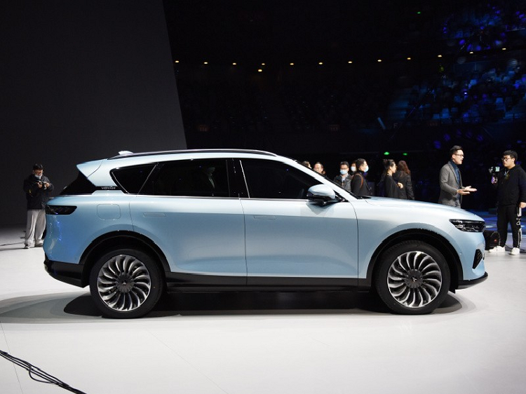 Hiện hãng Honda chưa công bố thông tin về hệ truyền động của SUV e:prototype. Chỉ biết rằng, mẫu SUV chạy điện hoàn toàn mới của hãng Honda sẽ được trang bị hệ thống Honda Connect thế hệ thứ 3. 