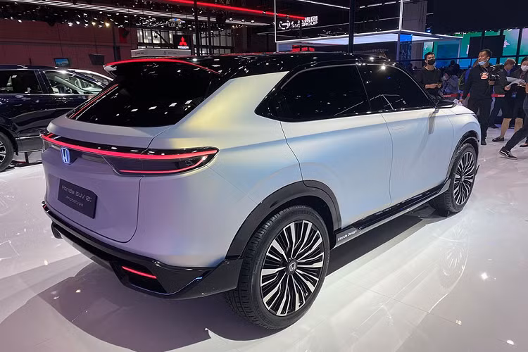Cũng như những mẫu SUV truyền thống khác, Honda SUV e:prototype được trang bị nẹp thân xe màu đen. Thêm vào đó là tay nắm cửa trước có thể bật lên, thụt xuống theo đúng xu hướng hiện nay. Trong khi đó, tay nắm cửa sau nằm trên cột C giống với Honda HR-V mới. Đằng sau, Honda SUV e:prototype chạy điện có thiết kế giống HR-V 2021 hơn cả. 