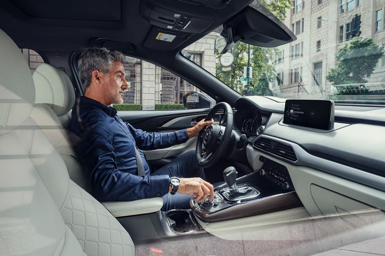 Mazda CX-9 Touring Plus mới còn nhận được khoang nội thất nâng cấp, gồm ghế trước có sưởi / thông gió, gương chiếu hậu không viền, ghế lái chỉnh điện với chức năng ghi nhớ, ghế bọc da, dàn âm thanh Bose 12 loa, bộ sạc điện thoại không dây, cửa sổ trời, mở cửa không cần chìa khóa, gương chiếu hậu chống chói kết nối HomeLink và hệ thống thông tin giải trí 10,25 inch.