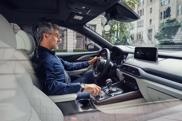 Mazda CX-9 Touring Plus mới còn nhận được khoang nội thất nâng cấp, gồm ghế trước có sưởi / thông gió, gương chiếu hậu không viền, ghế lái chỉnh điện với chức năng ghi nhớ, ghế bọc da, dàn âm thanh Bose 12 loa, bộ sạc điện thoại không dây, cửa sổ trời, mở cửa không cần chìa khóa, gương chiếu hậu chống chói kết nối HomeLink và hệ thống thông tin giải trí 10,25 inch.