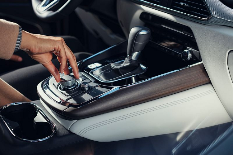 Phiên bản Mazda CX-9 Signature đầu bảng sẽ được trang bị hàng ghế phía sau là ghế ngồi độc lập có sưởi, hàng ghế thứ nhất và thứ hai bọc da Nappa, mâm xe 20 inch và ống xả lớn hơn.