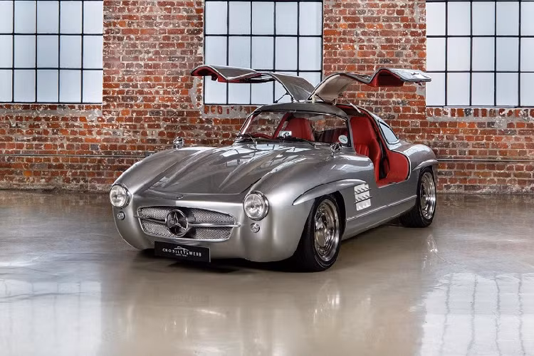 Những chiếc Mercedes 300SL đời 1950 được coi là huyền thoại trong giới chơi xe cổ. Được phát triển từ nền tảng của một chiếc xe đua, sử dụng khung gầm cấu trúc không gian (spaceframe) tiên tiến, trang bị hệ thống phun nhiên liệu và phong cách cửa cắt kéo độc đáo; Mercedes 300SL giống như một chiếc xe bước ra từ các bộ phim khoa học viễn tưởng.