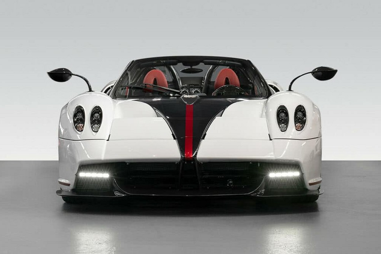 Phần mui của siêu xe hypercar Pagani Huayra Roadster sẽ được tháo rời bằng tay, khi lắp lại, Pagani Huayra Roadster trông chẳng khác gì bản Coupe, điểm có thể phân biệt bản mui trần còn có cửa sổ nhỏ phía sau ghế ngồi, để lắp ghép vào khoảng trống mui cứng của xe Pagani Huayra Roadster gây ra, còn chi tiết của Pagani Huayra Coupe sẽ kéo dài ra phía sau.