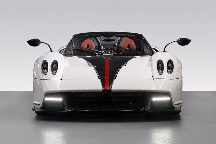 Phần mui của siêu xe hypercar Pagani Huayra Roadster sẽ được tháo rời bằng tay, khi lắp lại, Pagani Huayra Roadster trông chẳng khác gì bản Coupe, điểm có thể phân biệt bản mui trần còn có cửa sổ nhỏ phía sau ghế ngồi, để lắp ghép vào khoảng trống mui cứng của xe Pagani Huayra Roadster gây ra, còn chi tiết của Pagani Huayra Coupe sẽ kéo dài ra phía sau.