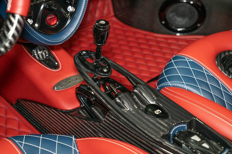 Nhưng khách chọn mua xe Pagani Huayra Roadster sẽ có thể tùy ý tháo mui hoặc lắp lại theo ngẫu hứng cũng như thời tiết mà 100 chủ xe Pagani Huayra Coupe không có đặc ân này.