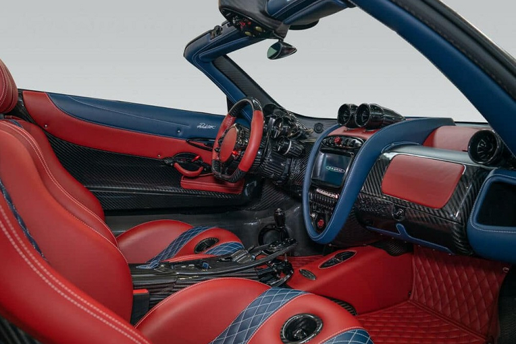 Khác với siêu phẩm Pagani Huayra của Minh Nhựa, phiên bản mui trần đã không còn kiểu cửa cánh chim rất đẳng cấp mà thay vào đó là kiểu cửa mở ngang bình thường.