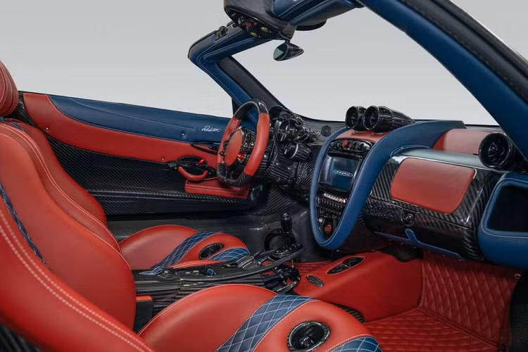 Khác với siêu phẩm Pagani Huayra của Minh Nhựa, phiên bản mui trần đã không còn kiểu cửa cánh chim rất đẳng cấp mà thay vào đó là kiểu cửa mở ngang bình thường.