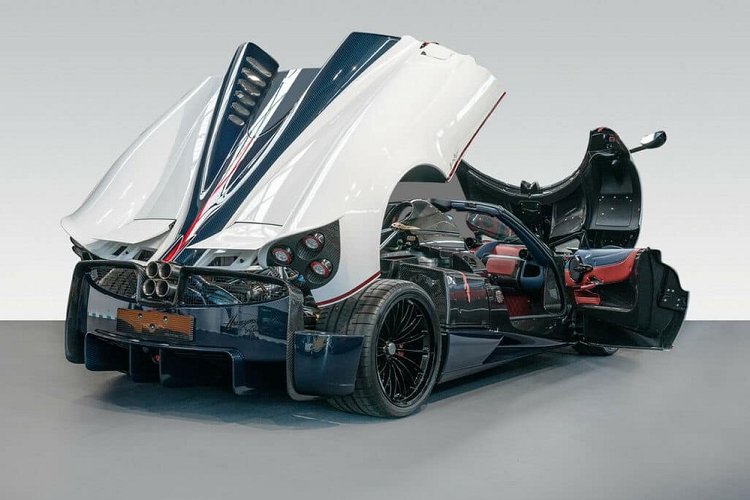 "Trái tim" này trên Pagani Huayra mui trần mang đến công suất tối đa 764 mã lực tại vòng tua máy 6.200 vòng/phút và mô-men xoắn cực đại 1000 Nm tại vòng tua 2.400 vòng/phút. Hãng siêu xe Pagani cũng trang bị đến 5 chế độ lái khác nhau cho siêu xe mui trần.