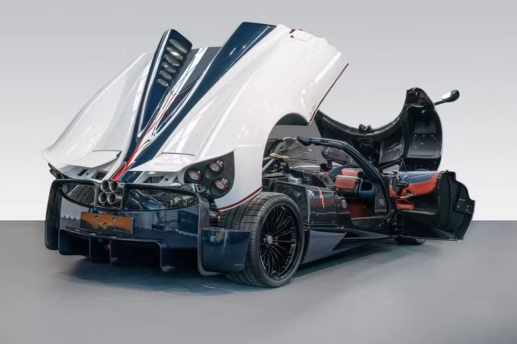 "Trái tim" này trên Pagani Huayra mui trần mang đến công suất tối đa 764 mã lực tại vòng tua máy 6.200 vòng/phút và mô-men xoắn cực đại 1000 Nm tại vòng tua 2.400 vòng/phút. Hãng siêu xe Pagani cũng trang bị đến 5 chế độ lái khác nhau cho siêu xe mui trần.