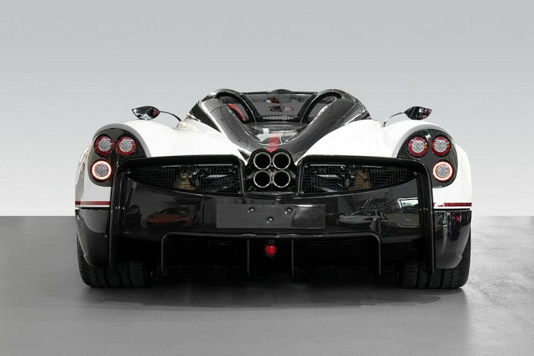 Dù sở hữu mui cứng dễ dàng tháo lắp nhưng hệ dẫn động của chiếc Pagani Huayra Roadster đang tìm chủ nhân tại Việt Nam vẫn là động cơ V12 Biturbo, dung tích 6.0 lít tiêu chuẩn do Mercedes-AMG sản xuất như những chiếc Huayra khác.