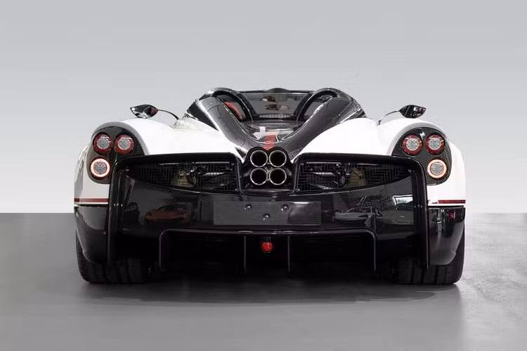 Dù sở hữu mui cứng dễ dàng tháo lắp nhưng hệ dẫn động của chiếc Pagani Huayra Roadster đang tìm chủ nhân tại Việt Nam vẫn là động cơ V12 Biturbo, dung tích 6.0 lít tiêu chuẩn do Mercedes-AMG sản xuất như những chiếc Huayra khác.