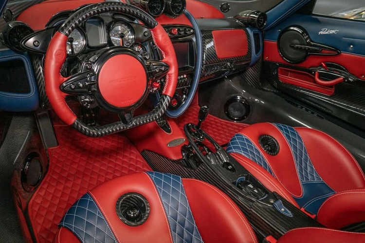 Hiện Minh Nhựa đang sở hữu chiếc siêu xe triệu đô Pagani Huayra Coupe nên rất quan tâm xem liệu có ai ở Việt Nam chơi bản mui trần Pagani Huayra Roadster. Trên toàn thế giới, chỉ có đúng 200 xe Pagani Huayra được sản xuất, trong đó, 100 xe thuộc bản Coupe và phần còn lại là của phiên bản mui trần.