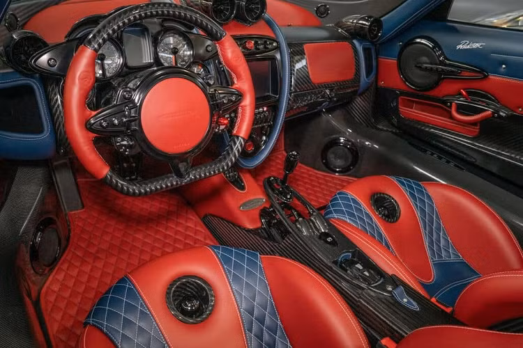 Hiện Minh Nhựa đang sở hữu chiếc siêu xe triệu đô Pagani Huayra Coupe nên rất quan tâm xem liệu có ai ở Việt Nam chơi bản mui trần Pagani Huayra Roadster. Trên toàn thế giới, chỉ có đúng 200 xe Pagani Huayra được sản xuất, trong đó, 100 xe thuộc bản Coupe và phần còn lại là của phiên bản mui trần.