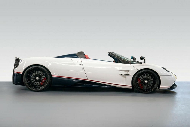 Càng gần về cuối năm 2021 cũng như sắp đến Tết Nguyên đán, các công ty nhập khẩu tư nhân trong nước liên tục tung các siêu phẩm hot để đại gia Việt chọn xe mua. Trong số này, thông tin rao bán chiếc xe Pagani Huayra Roadster hàng hiếm của người chuyên mang các siêu xe về dải đất hình chữ S đã nhận được nhiều sự quan tâm của cộng đồng mạng.