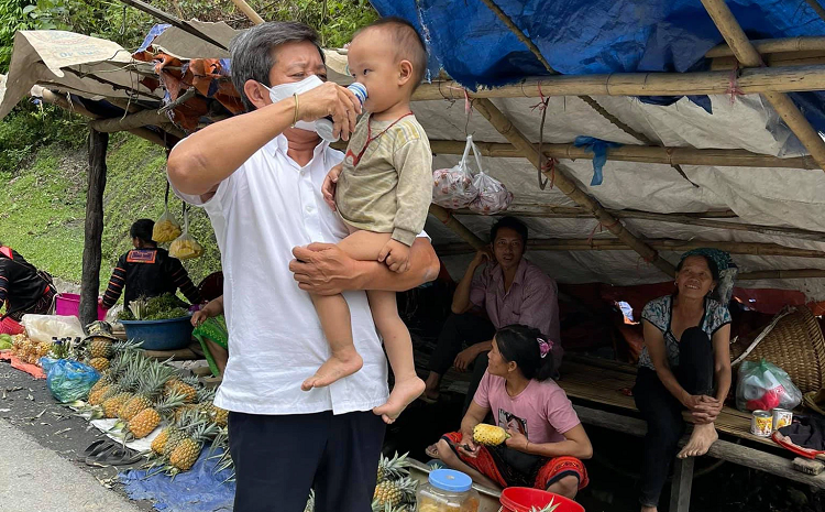 Ong Doan Ngoc Hai quay xe 10km de mua hang tram qua dua chi vi dieu nay