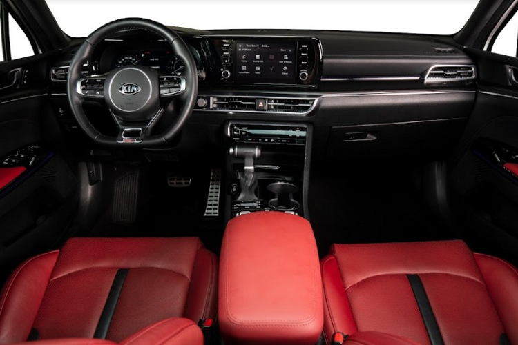 Thân xe sedan Kia K5 2022 mới nổi bật với tạo hình thiết kế Fastback thể thao và cá tính, với các đường nét liền mạch, kéo dài dọc theo thân xe giúp tối ưu khí động học. Kia K5 sở hữu bộ mâm hợp kim kích thước 18” được thiết kế dạng 5 chấu mới.