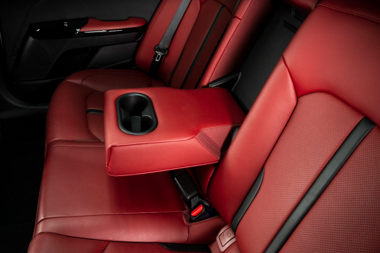 Nội thất của xe kết hợp chất liệu da cao cấp và ốp kim loại và vân gỗ mang lại sự tinh tế với tùy chọn tông nội thất đen hoặc đỏ theo từng phiên bản; vô lăng D-Cut 3 chấu bọc da, tích hợp các phím chức năng, cùng tính năng sưởi tay lái trên 2 phiên bản cao đi kèm nhận diện logo mới, lẫy chuyển số, khởi động nút bấm, ghế chỉnh điện, màn hình đa thông tin Digital 12.3 inch kết hợp màn hình giải trí 10.25” hỗ trợ kết nối Apple CarPlay/Android Auto, kết nối Bluetooth...