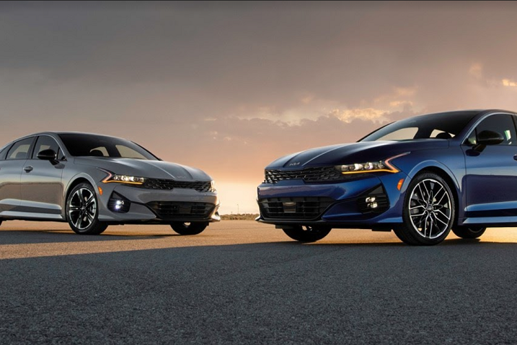 Hai phiên bản Premium và Luxury được trang bị động cơ Nu 2.0 MPI, với công nghệ phun xăng đa điểm cho công suất 150 mã lực với Momen xoắn 192 Nm, kết hợp hộp số tự động 6 cấp. Kia K5 được cung cấp 4 chế độ lái Comfort/Eco/Sport/Smart được tùy chỉnh bằng nút chuyển “Drive Mode” giúp khách hàng trải nghiệm các cảm giác lái khác nhau.