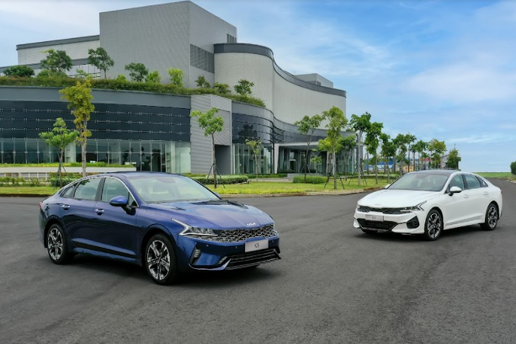 Đặc biệt, trên phiên bản Kia K5 GT-line, hàng ghế hai được trang bị tính năng sưởi, đây là tính năng duy nhất trong phân khúc D-sedan. Bên cạnh đó, xe còn có tính năng khởi động xe từ xa bằng chìa khóa thông minh và cốp mở điện thông minh. Cung cấp sức mạnh cho xe là 2 lựa chọn động cơ bao gồm động cơ Smartstream 2.5 GDI trên phiên bản GT-Line cho công suất lên đến 191 mã lực với Momen xoắn cực đại 246 Nm, kết hợp hộp số tự động 8 cấp.