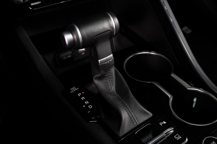 Không gian phía sau rộng rãi, tích hợp nhiều tiện nghi hiện đại cao cấp như sưởi hàng ghế sau (phiên bản GT-Line); cửa gió điều hòa tích hợp 2 cổng sạc USB; Rèm che nắng kính sau dạng ẩn; đèn LED cảm ứng; cửa sổ trời toàn cảnh Panorama; mang đến không gian tiện nghi tạo cảm giác thư thái, trải nghiệm vượt trội cho hành khách phía sau.