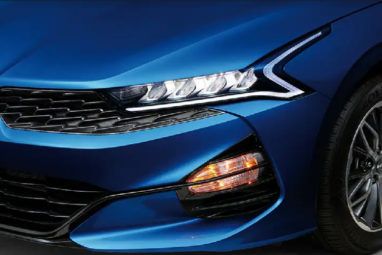 Ngoài ra, xe còn được trang bị hệ thống đèn nội thất Moodlight với 64 màu tùy chọn duy nhất trong phân khúc cùng hệ thống âm thanh cao cấp 12 loa đến từ thương hiệu BOSE danh tiếng. Hàng ghế trước của Kia K5 được thiết kế theo phong cách thể thao, trang bị các tiện nghi cao cấp.