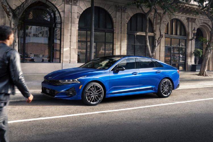 Ngoài ra, Kia K5 còn được trang bị đầy đủ các hệ thống hỗ trợ an toàn tiêu chuẩn như thân xe có kết cấu cứng vững và an toàn; 6 túi khí; Dây đai an toàn 3 điểm cho tất cả ghế ngồi; Hỗ trợ phanh ABS, EBD, BA; Cân bằng điện tử ESC; Hỗ trợ khởi hành ngang dốc HAC; Phanh tay điện tử &amp; giữ phanh tự động; Camera lùi.