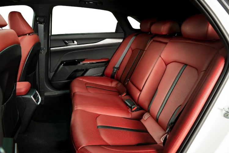 Điểm nhấn khác biệt ở phần đuôi xe là hệ thống đèn hậu với dãy LED kéo dài liền mạch xuyên suốt bề ngang xe. Với tạo hình mới, ốp cản sau với họa tiết khí động học kết hợp cùng ốp ống xả kép và cánh hướng gió nhằm gia tăng vẻ thể thao và mạnh mẽ cho phần đuôi xe.