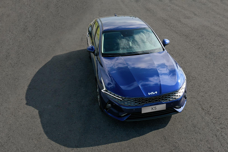 Về thiết kế ngoại thất, Kia K5 2022 mới mang kiểu dáng Fasback - tinh hoa hội tụ từ sự hợp tác của ba studio thiết kế của KIA tại Bắc Mỹ, Châu Âu và Hàn Quốc. Nhìn từ phía trước, Kia K5 gây ấn tượng ở lưới tản nhiệt “Mũi hổ – Tiger Nose” với họa tiết lấy cảm hứng từ hình tượng “Shark skin” có cấu trúc đa tầng đan xen độc đáo.