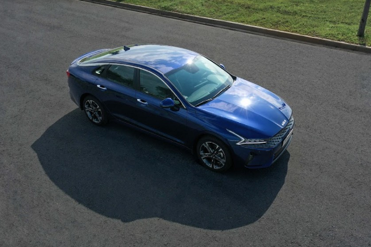 Hệ thống đèn pha LED với dải đèn “Heart beat - biểu tượng nhịp đập trái tim” đặc trưng của thương hiệu KIA được cách điệu nối liền với lưới tản nhiệt. Khu vực cản trước mô phỏng theo phong cách của tàu cánh ngầm, với phần cản dưới có thiết kế dạng cánh giúp tạo lực ép xuống.